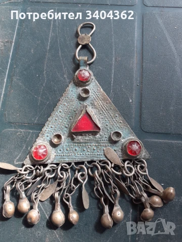 Стар накит - висулка със звънчета - носия