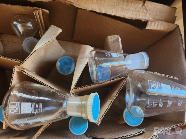 чаши, мензури, колби - лабораторно термоустойчиво стъкло, ГДР и Чехия, също 50 порцеланови лаб.чашки, снимка 3 - Лаборатория - 52947284