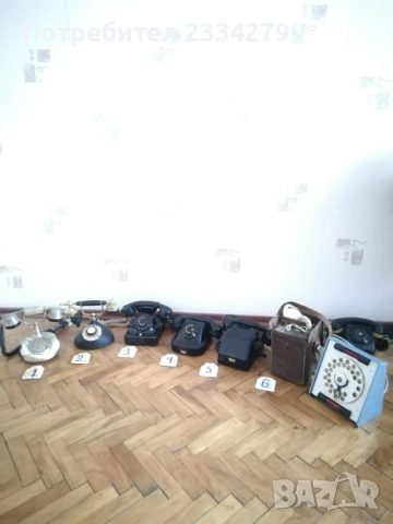 Стари ретро телефони от различни години и различни държави. 