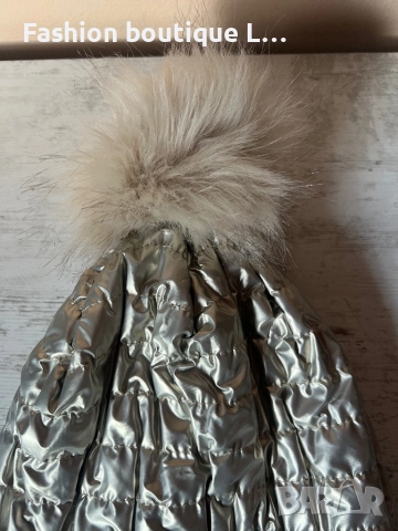 Зимна дамска сребърна шапка с мека и топла вътрешна част и пухен помпон на марката Calliope, снимка 2 - Шапки - 52952924