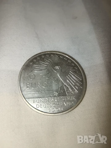 Продавам сребърна монета