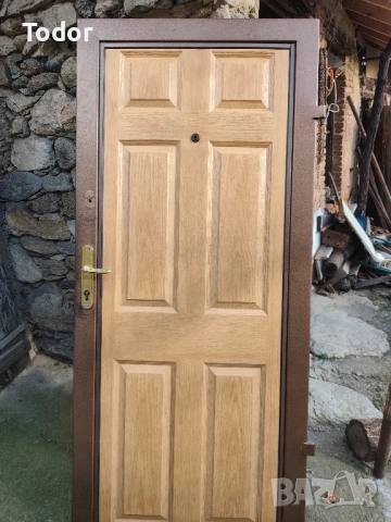 Продавам блиндирана входна врата!