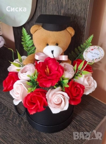 Тематичен букет със 11 броя сапунени цветя и мече за предстоящите абитуриенти🕴💃🏼 или абсолвенти🎓, снимка 3 - Подаръци за жени - 45386805