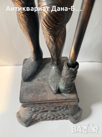 Масивна бронзова фигура „Средновековен рицар“ – Антикварна статуетка с детайлна изработка, снимка 5 - Антикварни и старинни предмети - 54237918