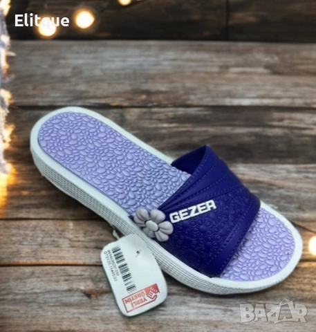 Леки и удобни дамски плажни чехли