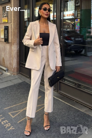 Костюм с детайл камъни по сакото и панталона