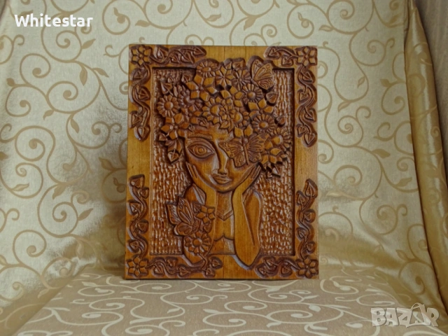 Красиво дърворезбовано пано "Момиче и пролет"