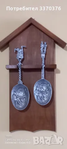 Два броя калаени лъжици на дървена поставка, снимка 1