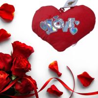 Подаръчна плюшена музикална възглавничка Сърце с бляскав надпис LOVE, 20см, снимка 4 - Романтични подаръци - 45671718