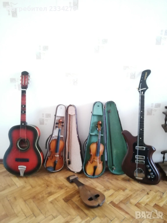 Стари струнни музикални инструменти, цигулки и китара. . , снимка 1