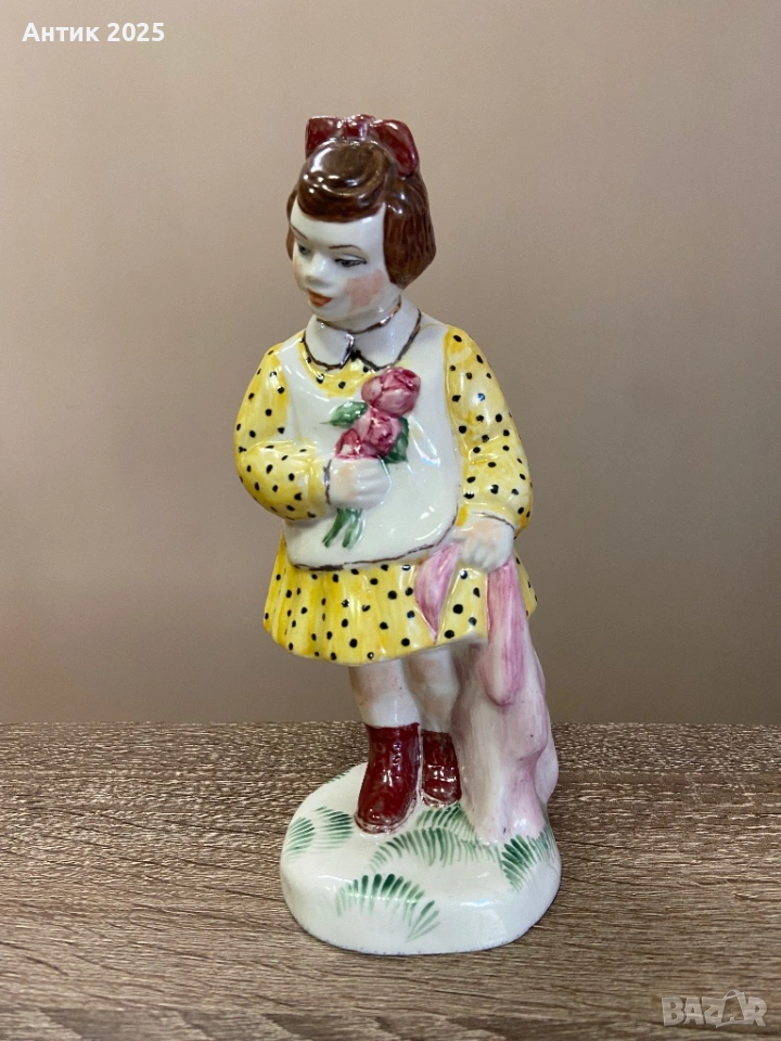 Винтидж порцеланова статуетка „Момиче с цветя“, СССР, снимка 1