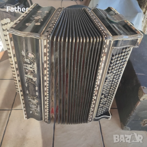 Колекционерски ретро акордеон Maximilien Vichoff