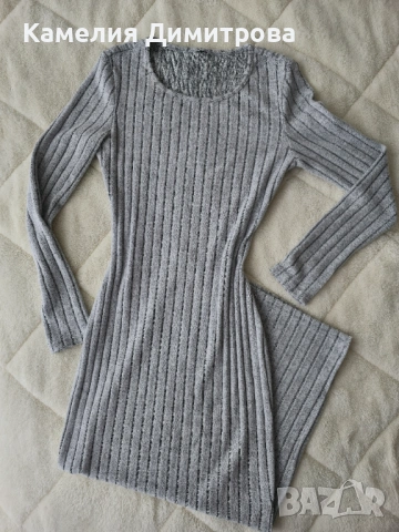 Дълга сива дамска рокля по тялото с дълъг ръкав и цепка