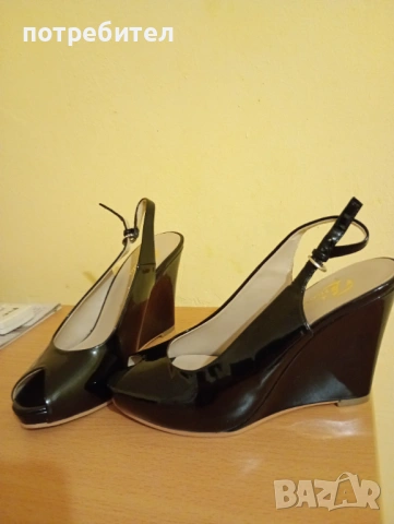 Лачени сандали Bata.