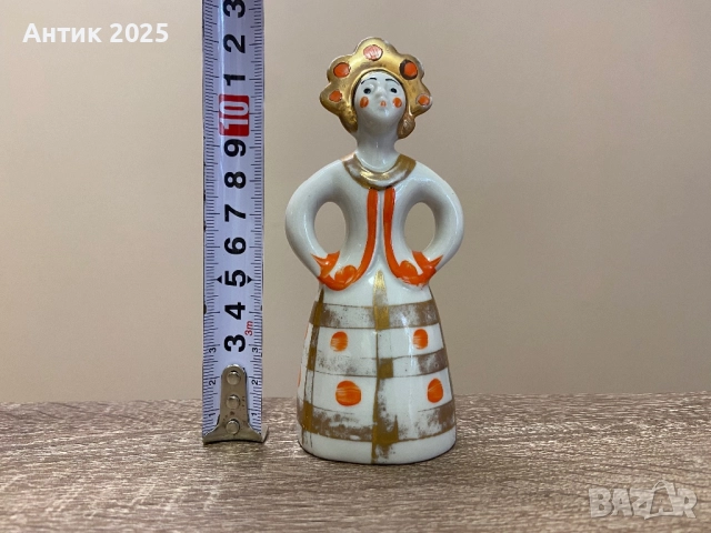Статуетка „Момиче в кокошник“, порцелан, снимка 2 - Антикварни и старинни предмети - 52492697