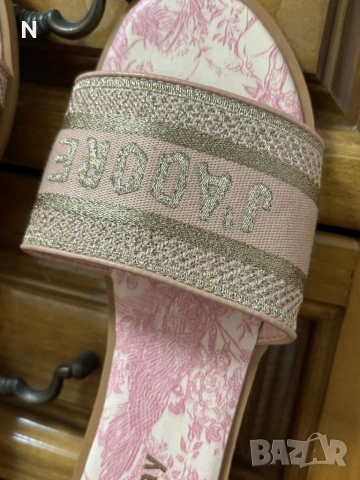 Нови чехли на LBD