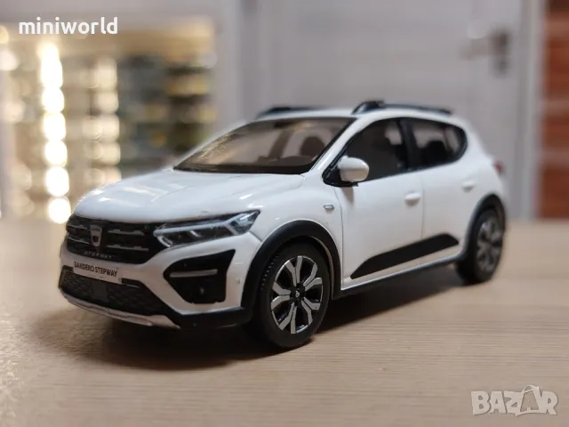 Dacia Sandero III 2020 - мащаб 1:43 на Norev моделът е нов в PVC дисплей-кейс, снимка 9 - Колекции - 49553468