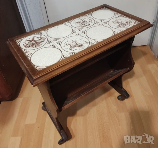 Винтидж помощна масичка с фаянсов плот и колелца.