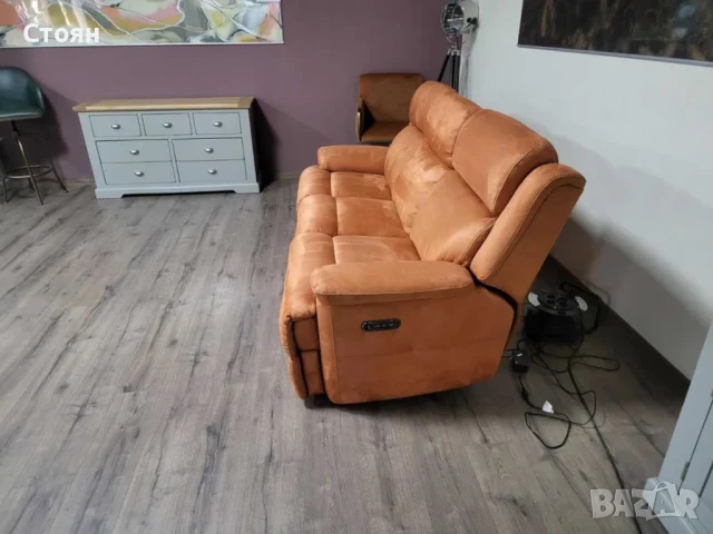 Оранжев диван от плат тройка "Gracie" с електрически релакс механизъм, снимка 10 - Дивани и мека мебел - 50648474