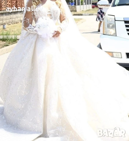 Булчинска рокля, рокля за годежно парти и две бални рокли.