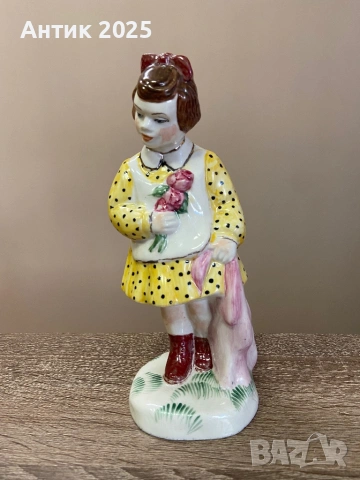 Винтидж порцеланова статуетка „Момиче с цветя“, СССР