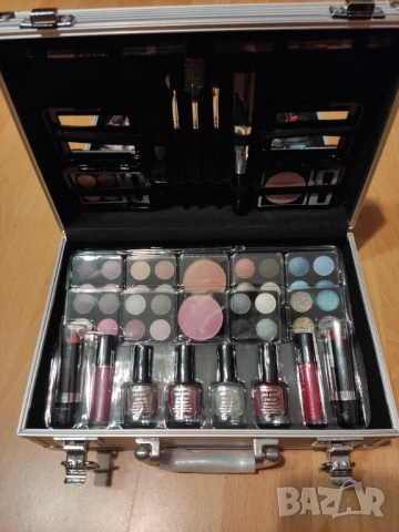 Комплект за грим Zmile Cosmetics., снимка 3 - Комплекти и лотове - 53024174