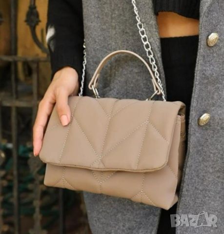 Дамска ватирана чанта в бежов цвят с клъч затваряне и дълга дръжк тип синджир, снимка 5 - Чанти - 45763780
