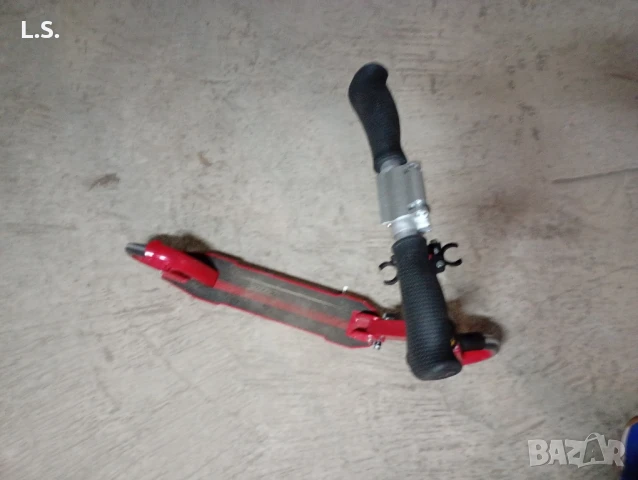 Тротинетка Ferrari , снимка 4 - Скутери и тротинетки - 50657975