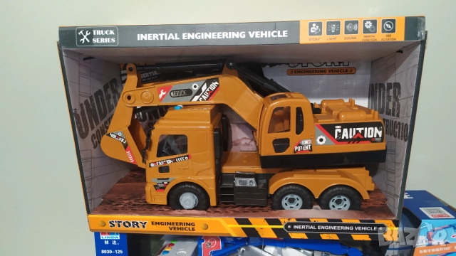 Камион с багер, снимка 2 - Коли, камиони, мотори, писти - 52630201