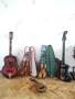 Стари струнни музикални инструменти, цигулки и китара. . , снимка 1