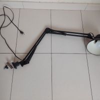 Лампа с рамо за работна маса, снимка 1 - Настолни лампи - 46206680