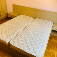 Спалня с два матрака, нощни шкафчета и гардероб, снимка 2 - Спални и легла - 45056238