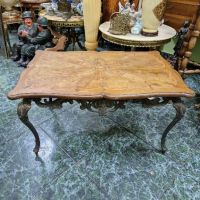 Чудесна много стара антикварна холандска маса от бронз с дървен плот , снимка 3 - Антикварни и старинни предмети - 45821193