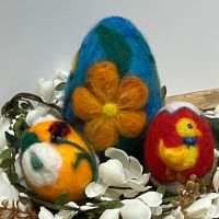 Велигденска украса на яйца и фигурки,чрез плъстене на вълна., снимка 2 - Декорация за дома - 45394914
