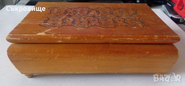Соц дървена кутия за бижута с тапицерия пирографирана с крачета, снимка 2 - Антикварни и старинни предмети - 46340636