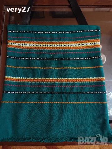 зелена торба с шарка за народна носия