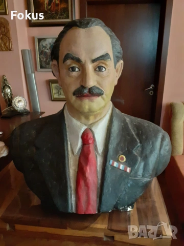 Огромен гипсов бюст на Георги Димитров подписан от 60те год.