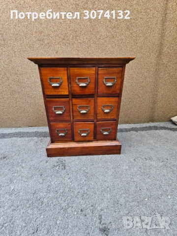 Скрин с много чекмеджета и обков от месинг