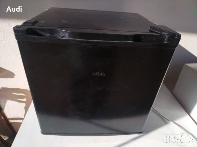 Компресорен хладилник с малка фризерна камера  мини бар CHiQ с обем 46 литра