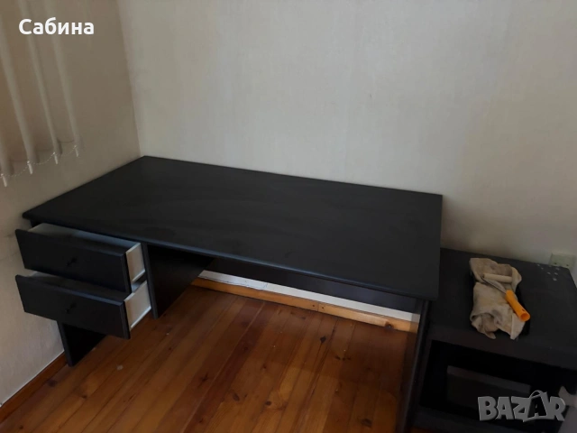 Офис бюро в черен гланц.