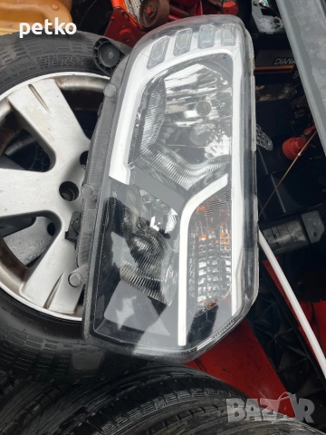 Продавам десен фар за Дачия сандеро stepwey2022