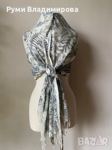 Бял шал със сиви флорални мотиви с лен, снимка 5 - Шалове - 53908780
