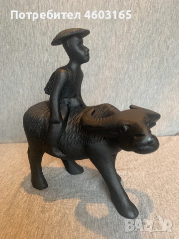  ръчно резбована дървена фигурка на азиатски мъж, яздещ бивол