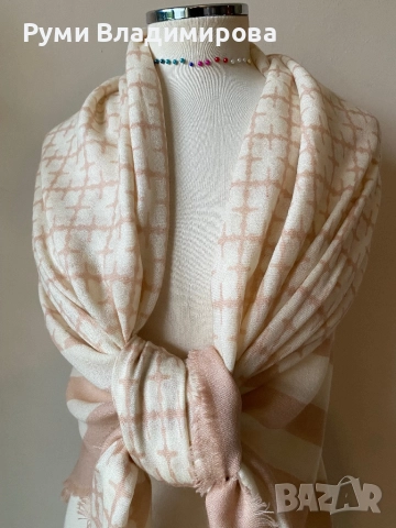 Бял шал на розово детелини By Malene Birger от 100 % вълна, снимка 2 - Шалове - 52857063