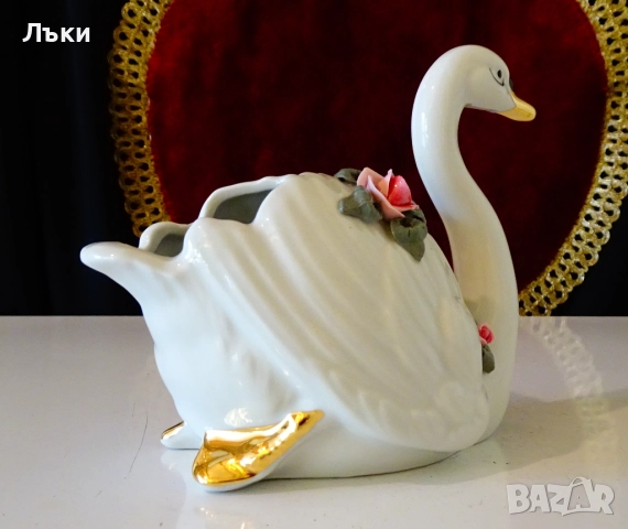 Фигура,ваза Лебед дрезденски порцелан,рози. , снимка 3 - Статуетки - 52171477