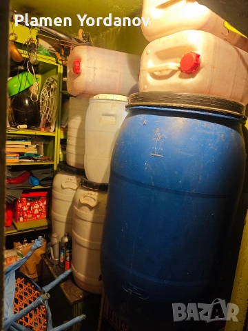 Продавам няколко бидона и туби