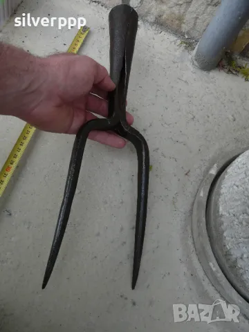  Масивен кован двузъбец , снимка 2 - Други ценни предмети - 49747837