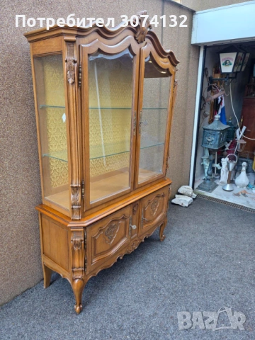 Витрина в стил Луи 15 с дърворезба и кристални стъкла, снимка 5 - Секции и витрини - 53569894