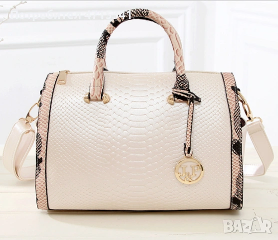Дамска чанта имитация змийска кожа,бяла