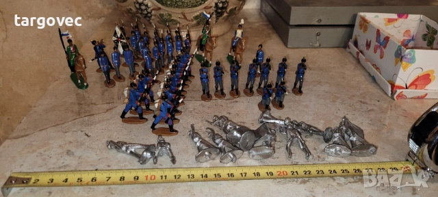 голяма сбирка от оловни войници ръчно оцветявани